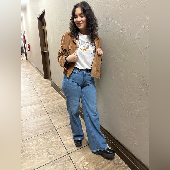 Meet your Posher, Liz - Picture 2 of 3